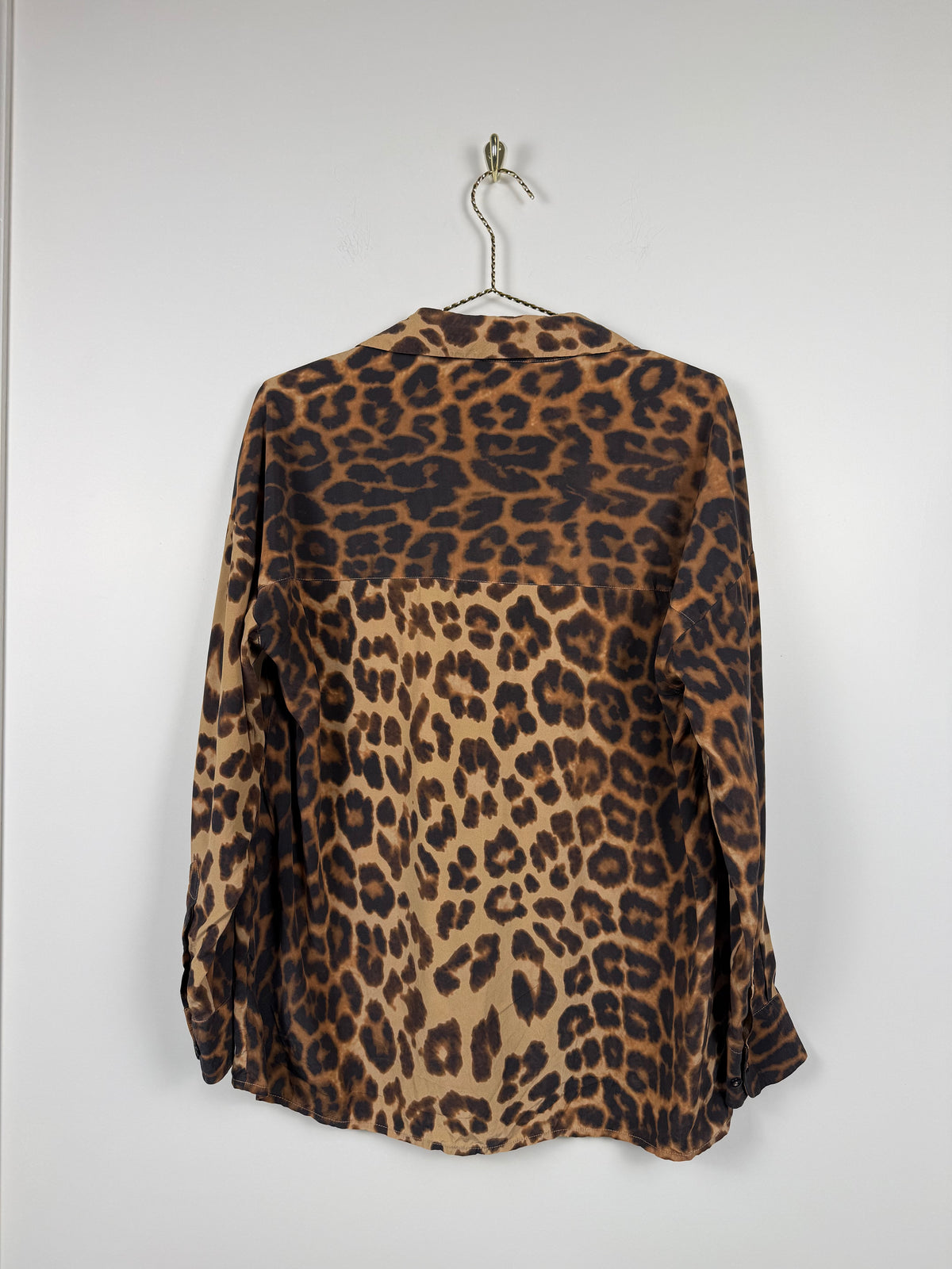 Jadicted Seidenbluse mit Leo-Muster – Braun/Schwarz – Gr. S