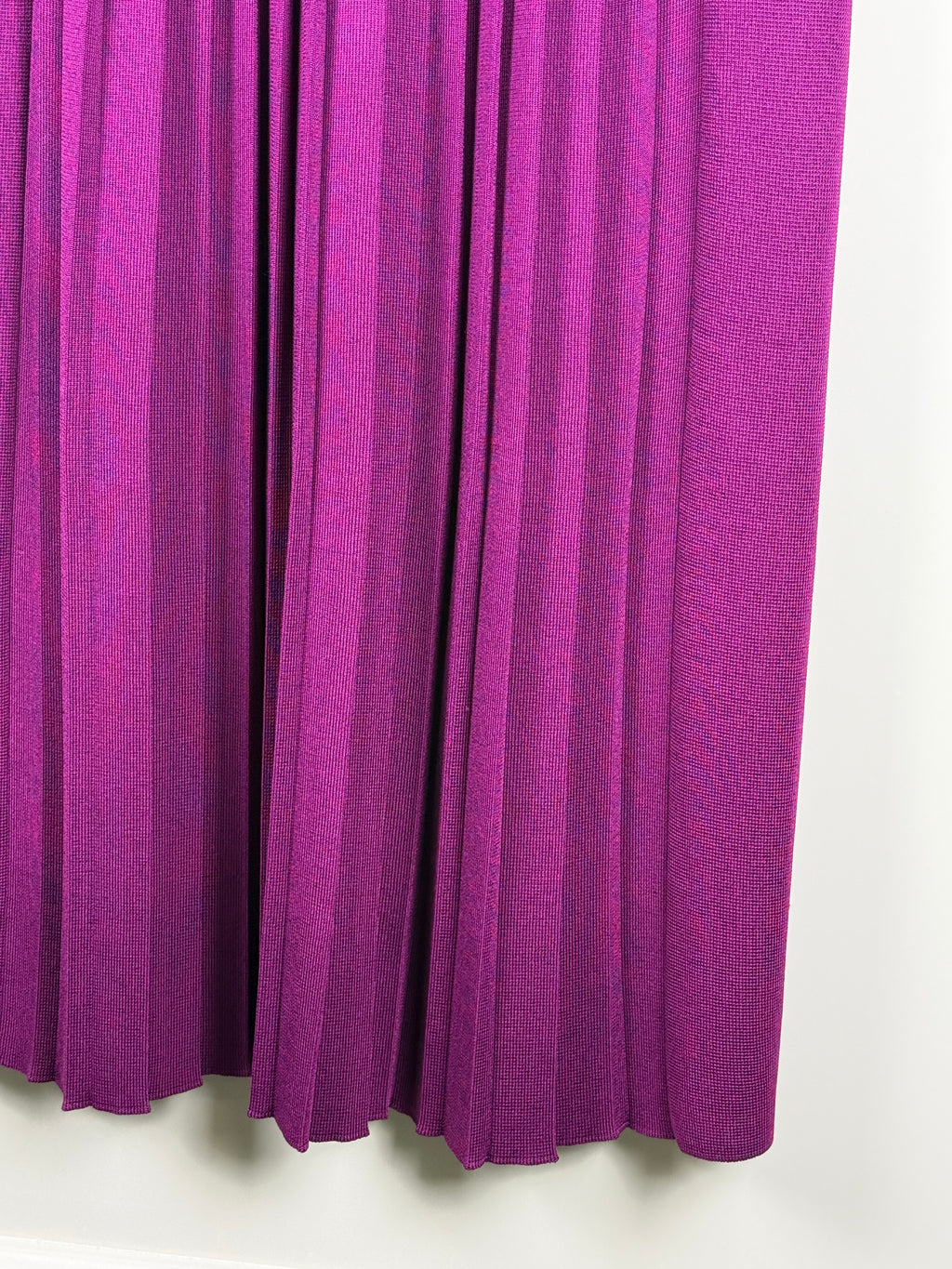 St. John Strickkleid mit Plisseerock – Violett – Gr. 40 DE (US 10)
