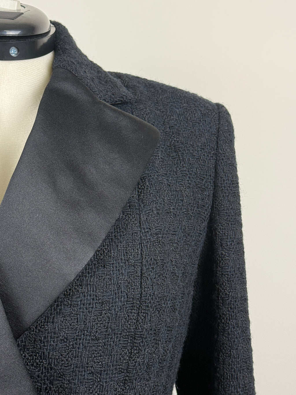 Chanel Tweed Smoking-Blazer – Schwarz – vermutlich Pre-Fall 2017 – Gr. 44 DE (46 FR)