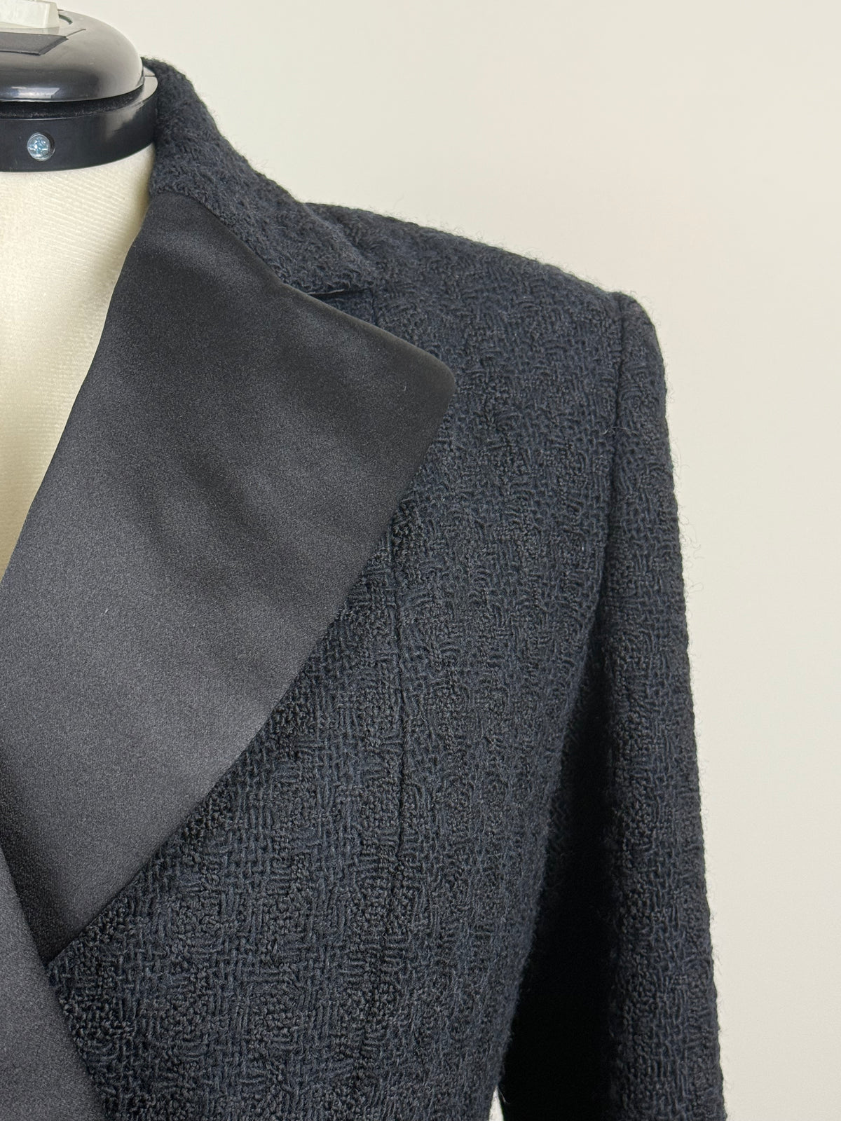Chanel Tweed Smoking-Blazer – Schwarz – vermutlich Pre-Fall 2017 – Gr. 44 DE (46 FR)
