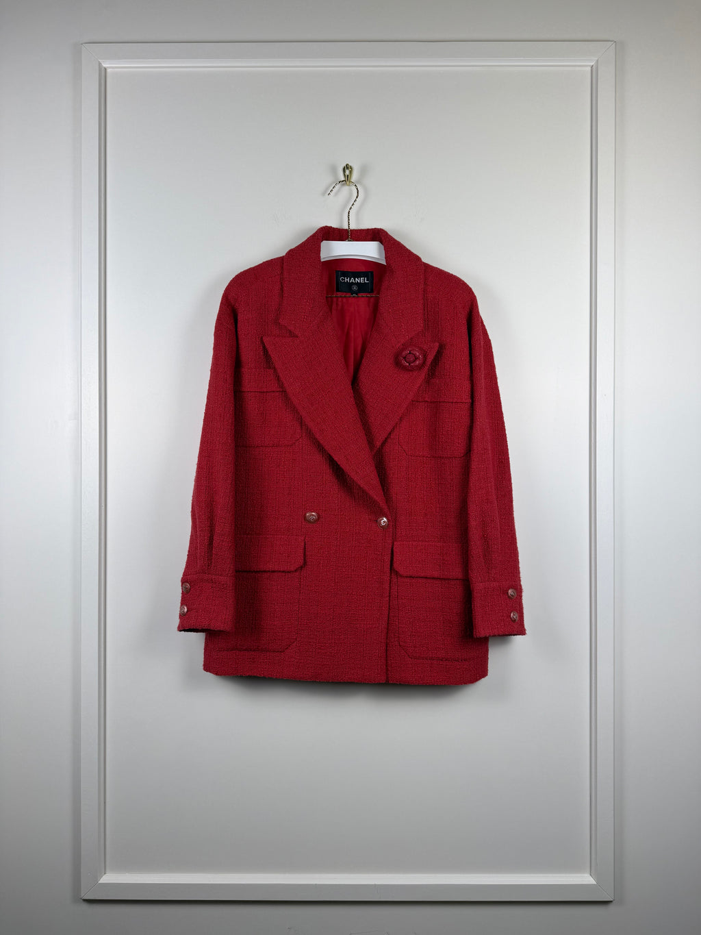 Chanel Tweed-Blazer mit Kamelien-Brosche – Rot – Gr. 38 DE (40 FR) – 2022