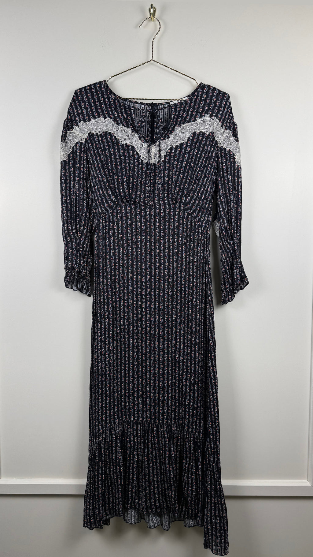 Sandro Kleid mit Blumenprint & Spitze – Dunkelblau Multi – Gr. 34 DE