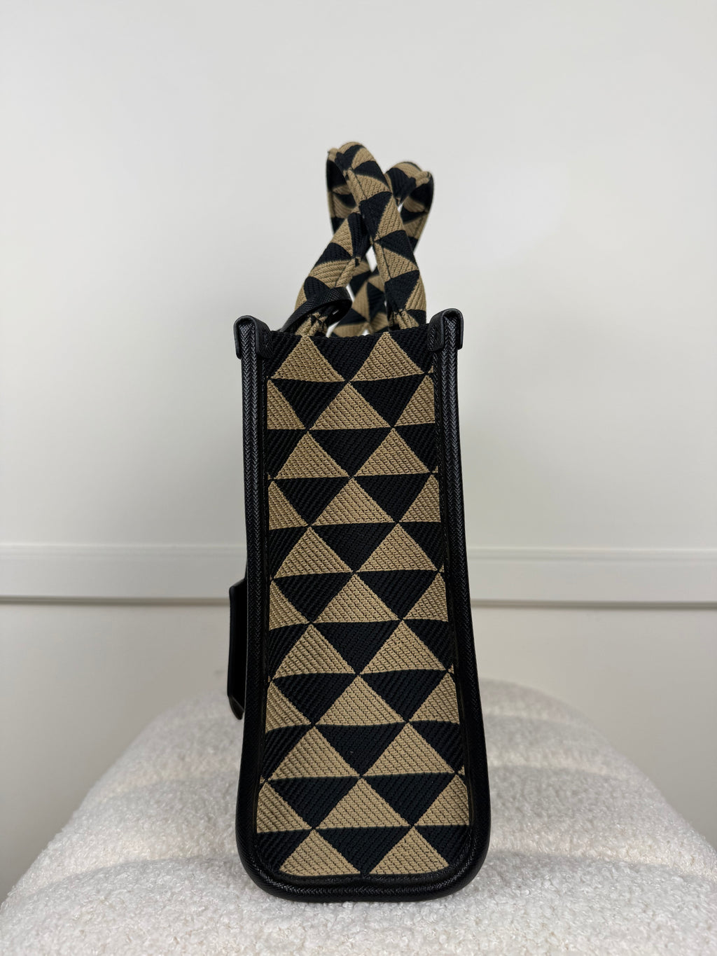 Prada Symbole Small Tote aus Jacquard – Schwarz/Beige