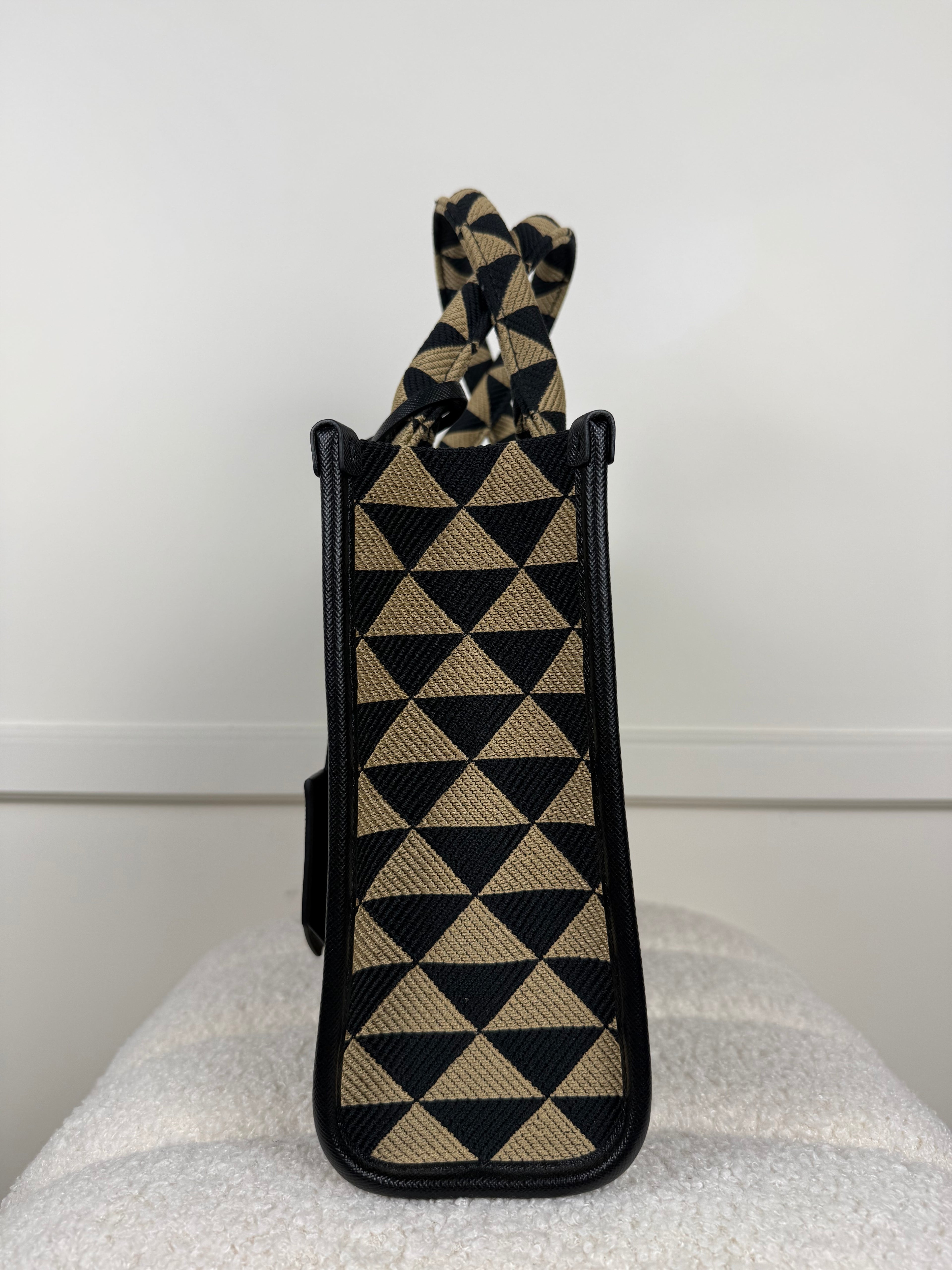 Prada Symbole Small Tote aus Jacquard – Schwarz/Beige