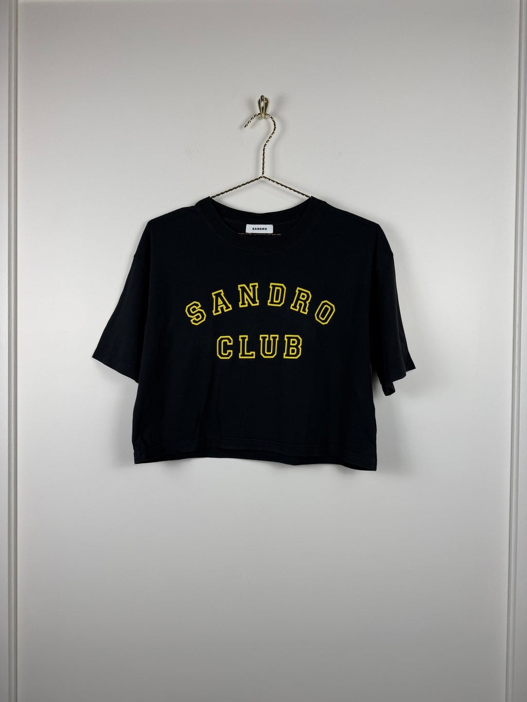 Sandro Crop T-Shirt mit Schriftzug – Schwarz/Gelb – Gr. S (1)