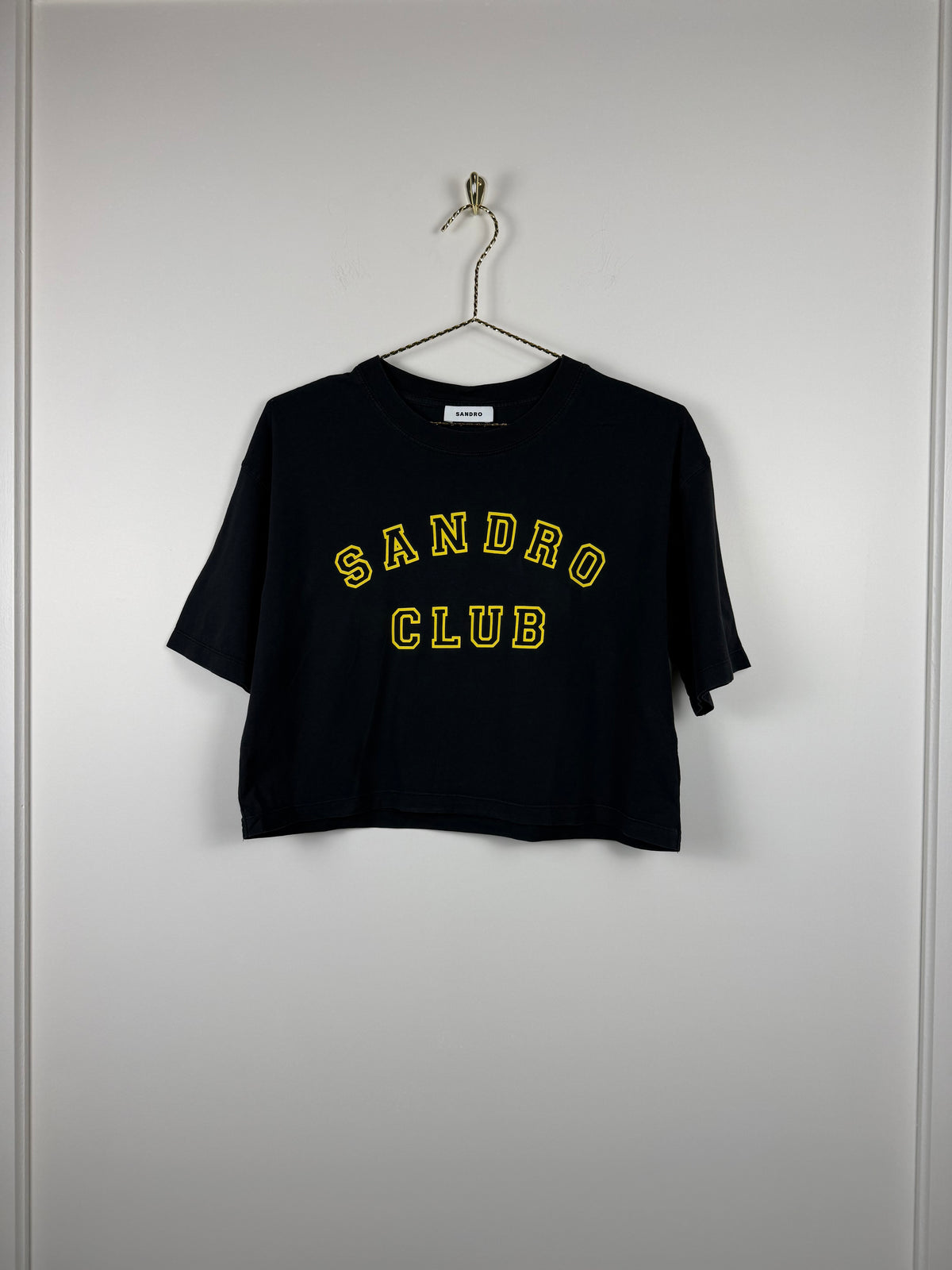 Sandro Crop T-Shirt mit Schriftzug – Schwarz/Gelb – Gr. S (1)