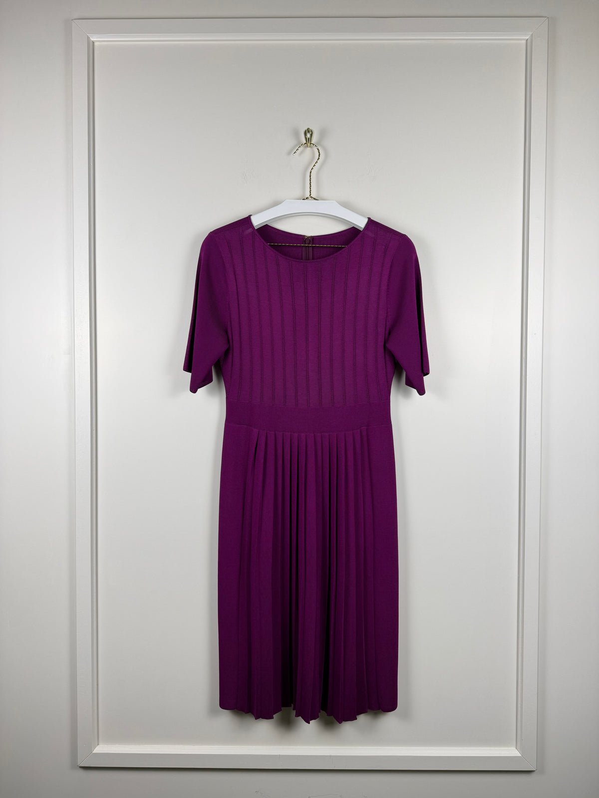 St. John Strickkleid mit Plisseerock – Violett – Gr. 40 DE (US 10)