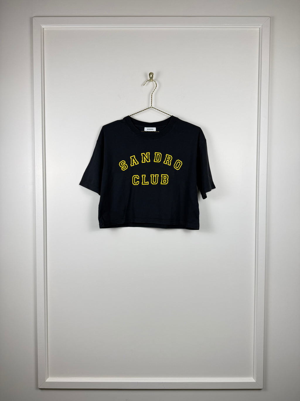 Sandro Crop T-Shirt mit Schriftzug – Schwarz/Gelb – Gr. S (1)