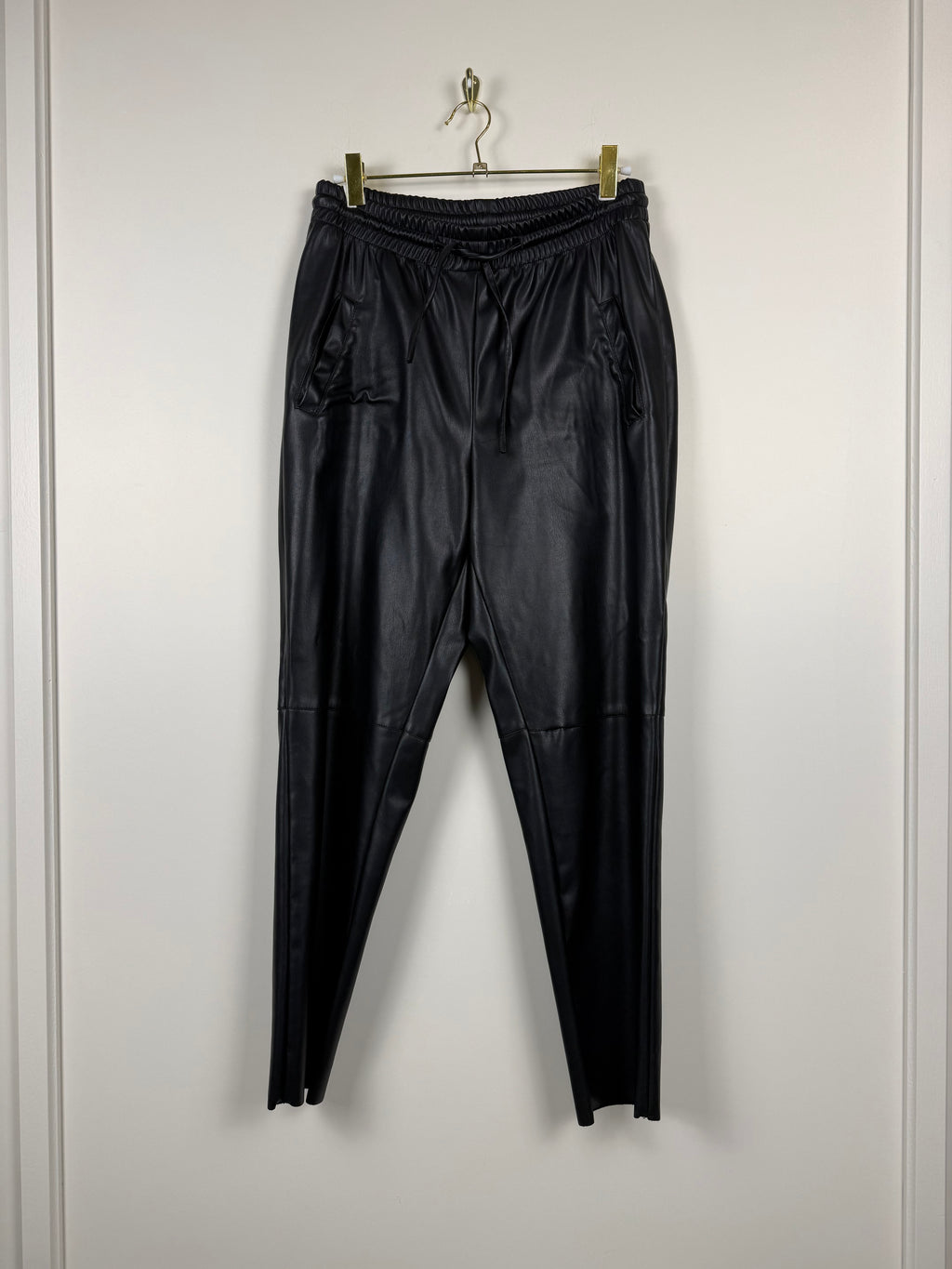 Herzen’s Angelegenheit Hose in Lederoptik – Schwarz – Gr. 36 DE
