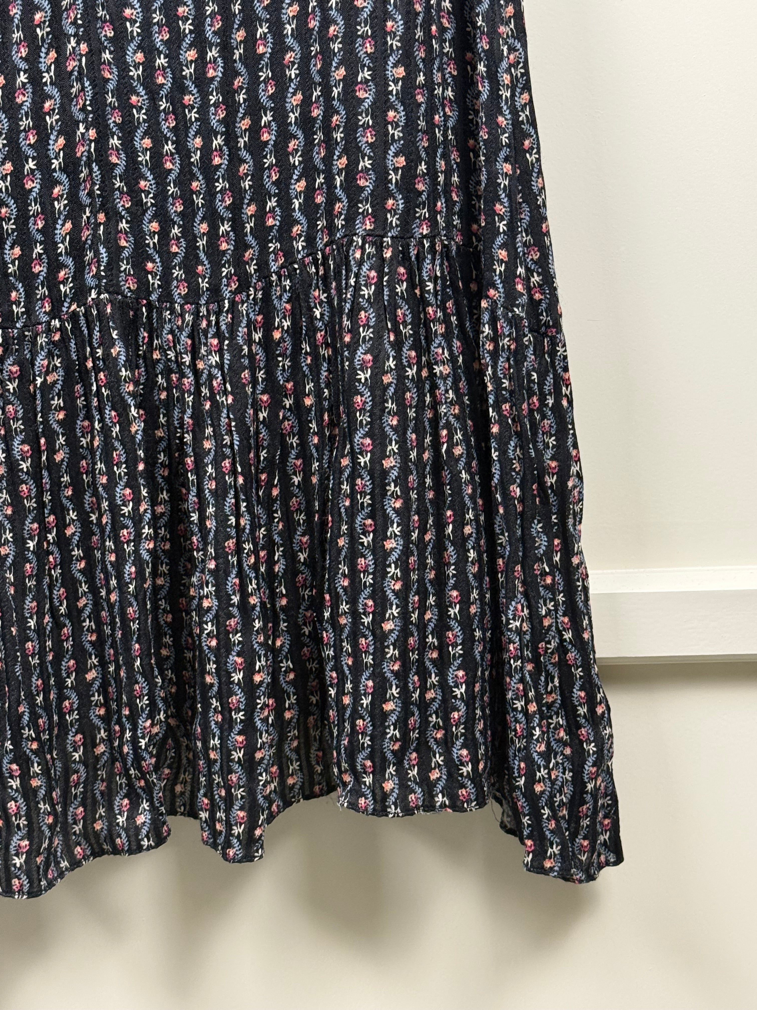 Sandro Kleid mit Blumenprint & Spitze – Dunkelblau Multi – Gr. 34 DE