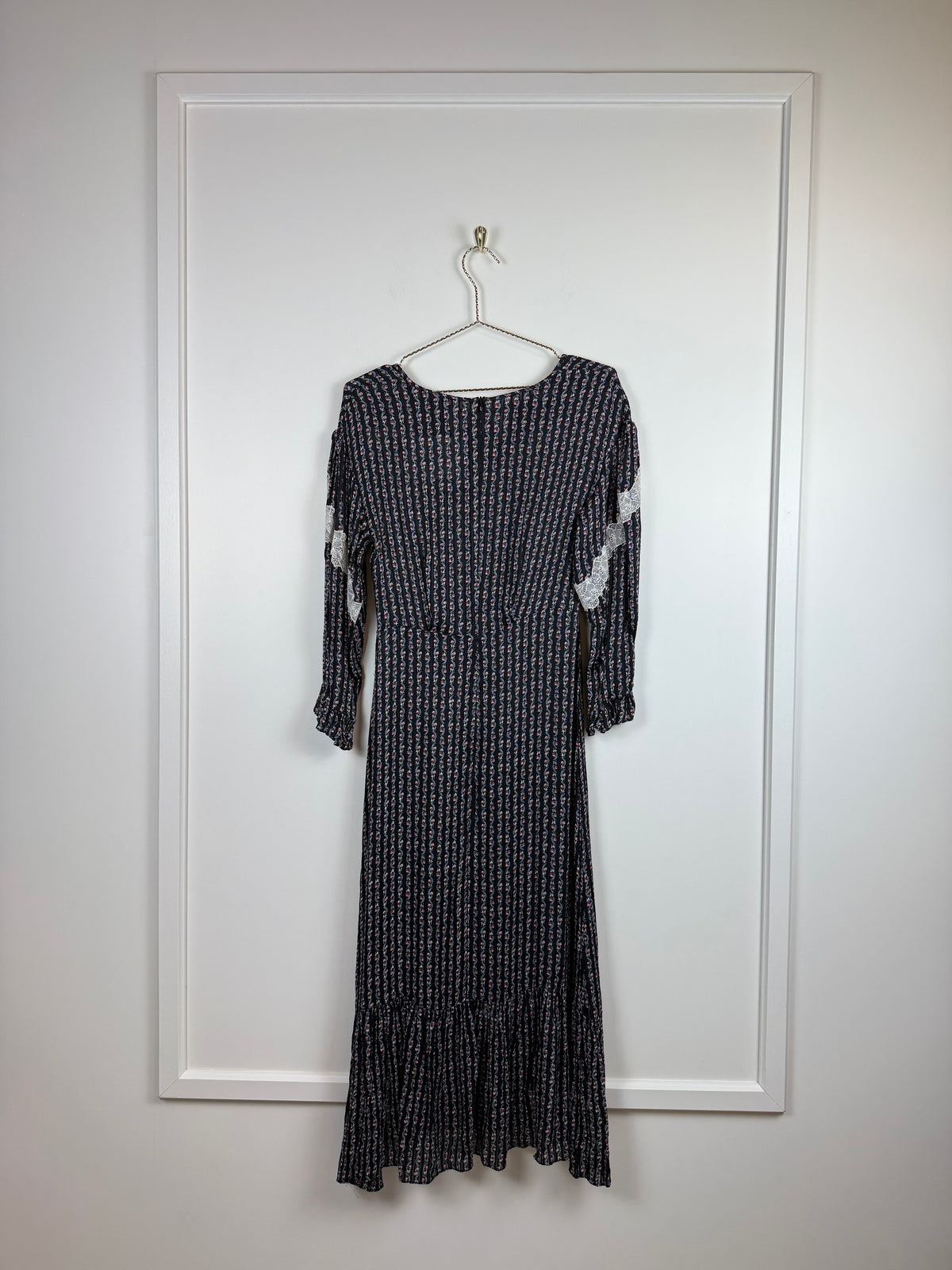 Sandro Kleid mit Blumenprint & Spitze – Dunkelblau Multi – Gr. 34 DE