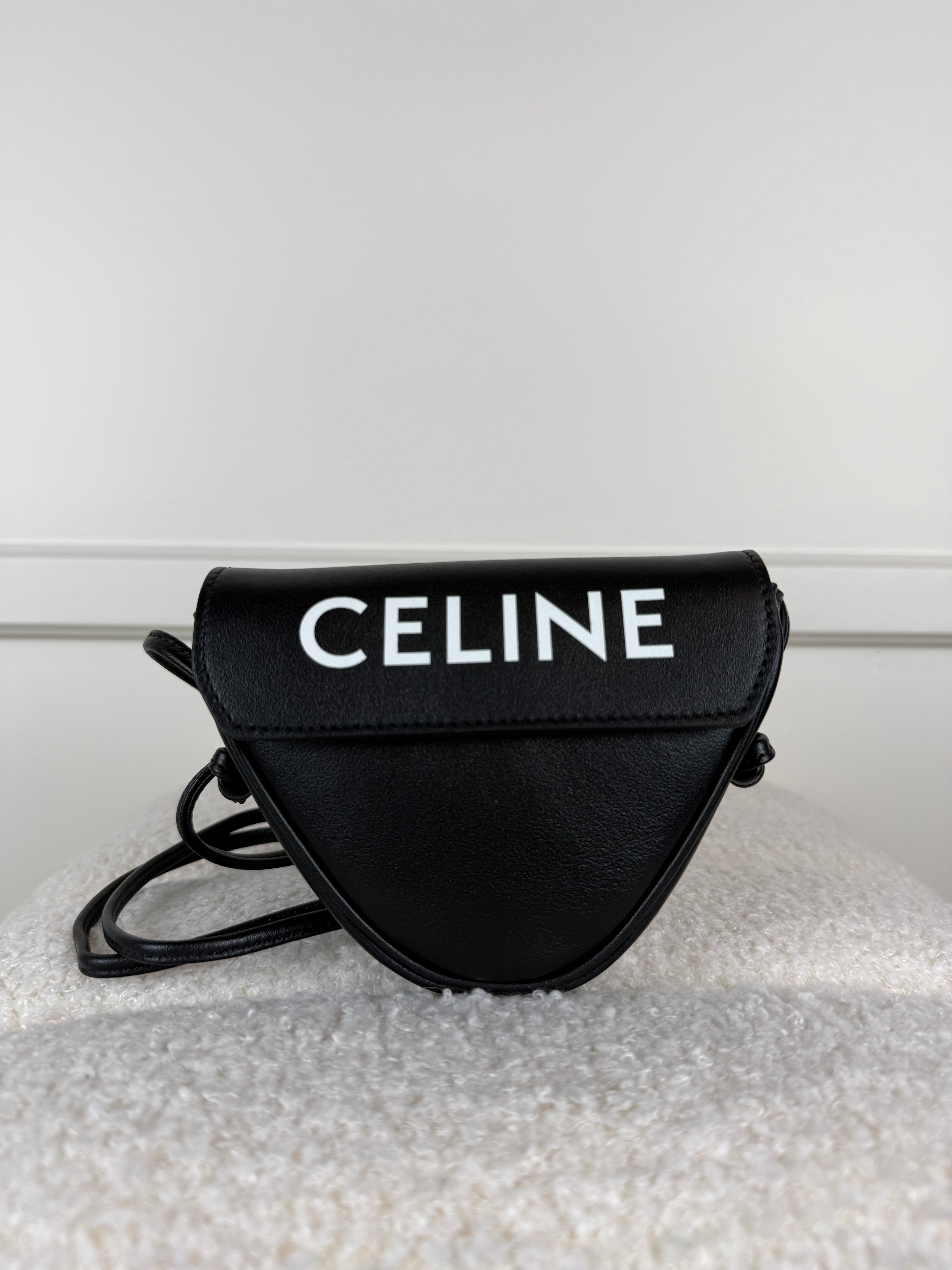 Celine Mini Triangle Umhängetasche aus Kalbsleder – Schwarz