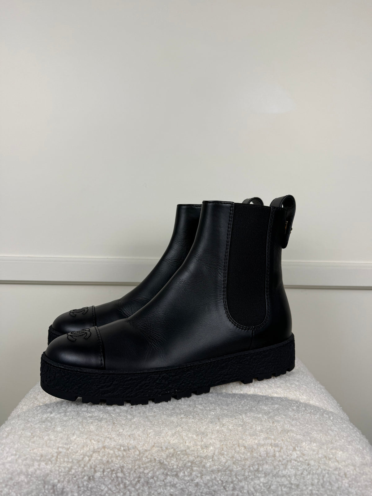 Chanel Chelsea-Stiefel aus Leder – Schwarz – Gr. 40 EU