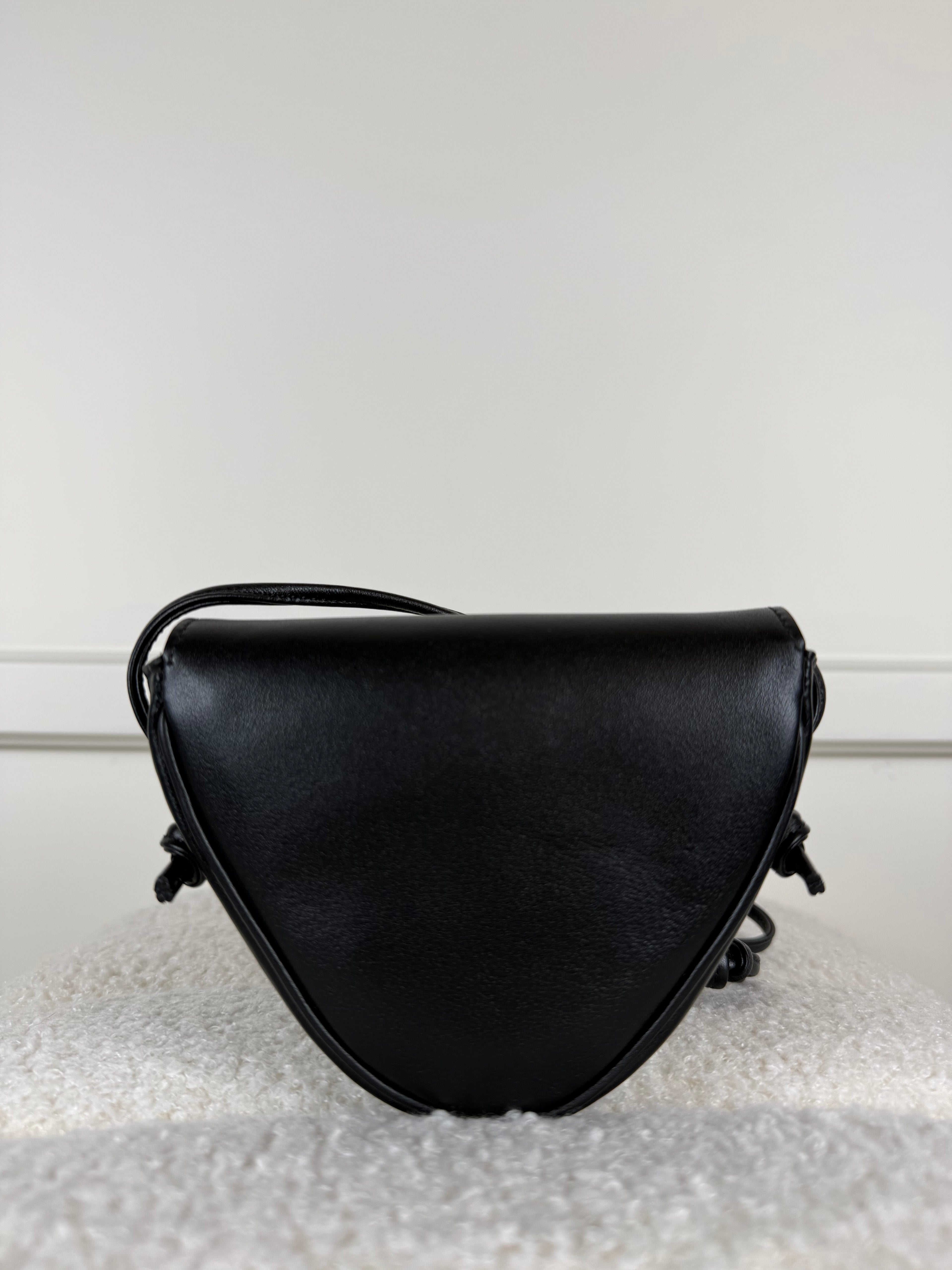 Celine Mini Triangle Umhängetasche aus Kalbsleder – Schwarz