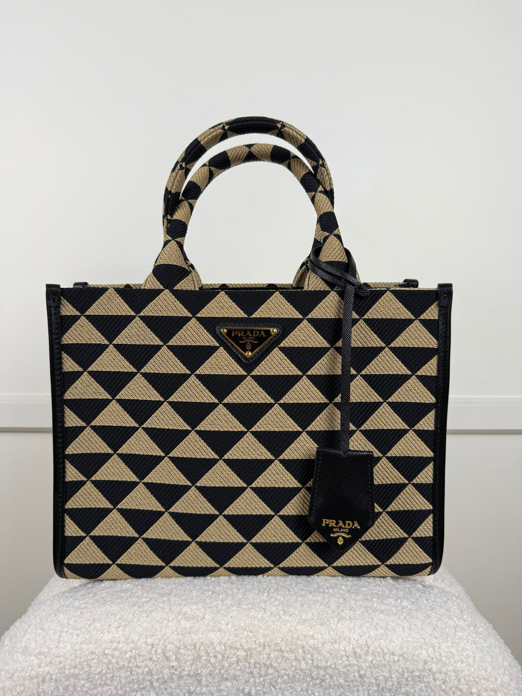 Prada Symbole Small Tote aus Jacquard – Schwarz/Beige