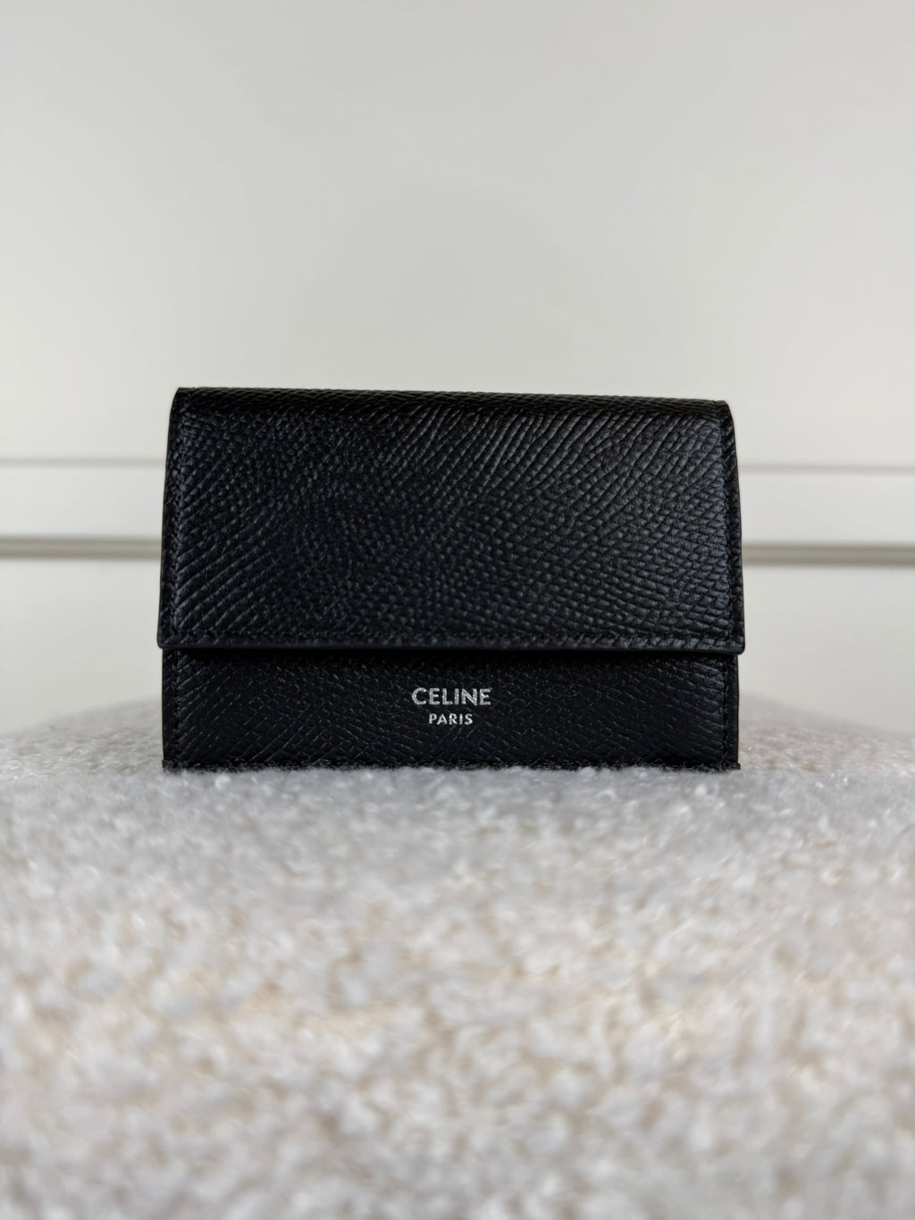 Celine Tri-Fold Portemonnaie aus genarbtem Kalbsleder – Schwarz