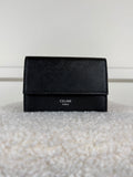 Celine Tri-Fold Portemonnaie aus genarbtem Kalbsleder – Schwarz