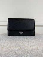 Celine Tri-Fold Portemonnaie aus genarbtem Kalbsleder – Schwarz