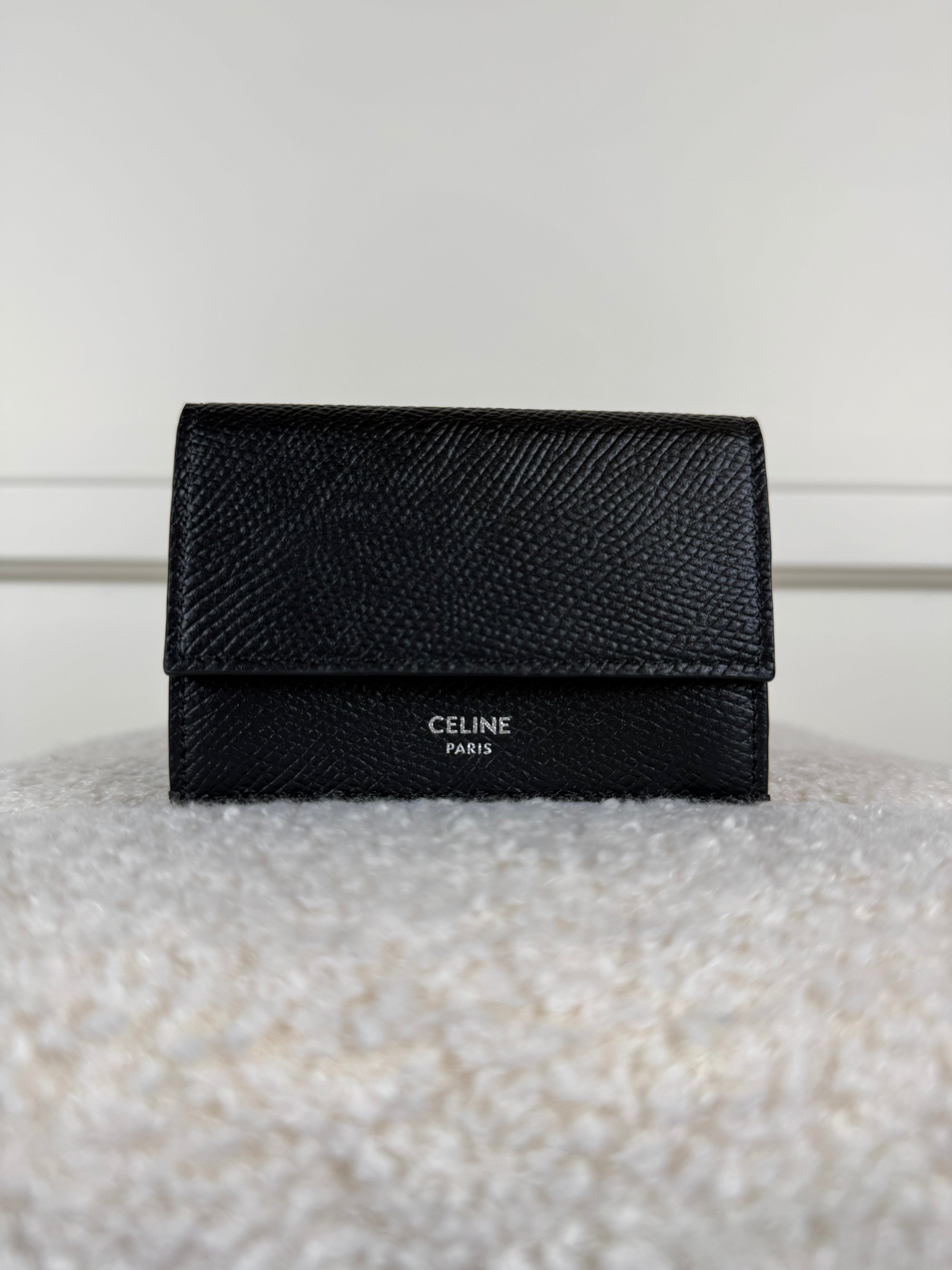 Celine Tri-Fold Portemonnaie aus genarbtem Kalbsleder – Schwarz