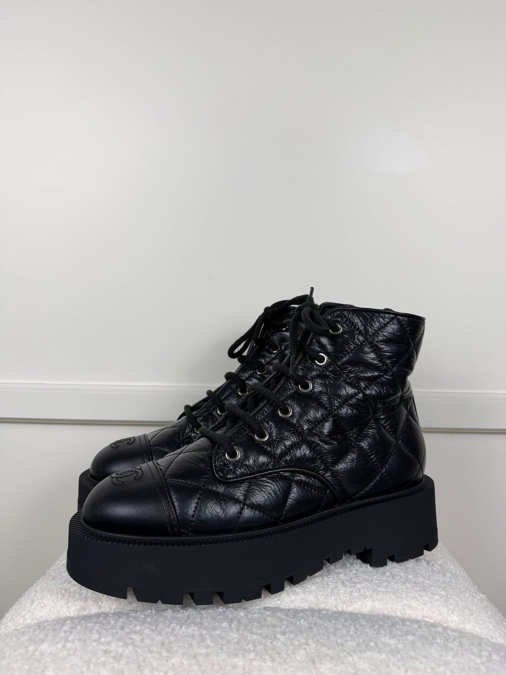 Chanel Interlocking CC Logo Combat Boots – Schwarz – Gr. 39.5 EU