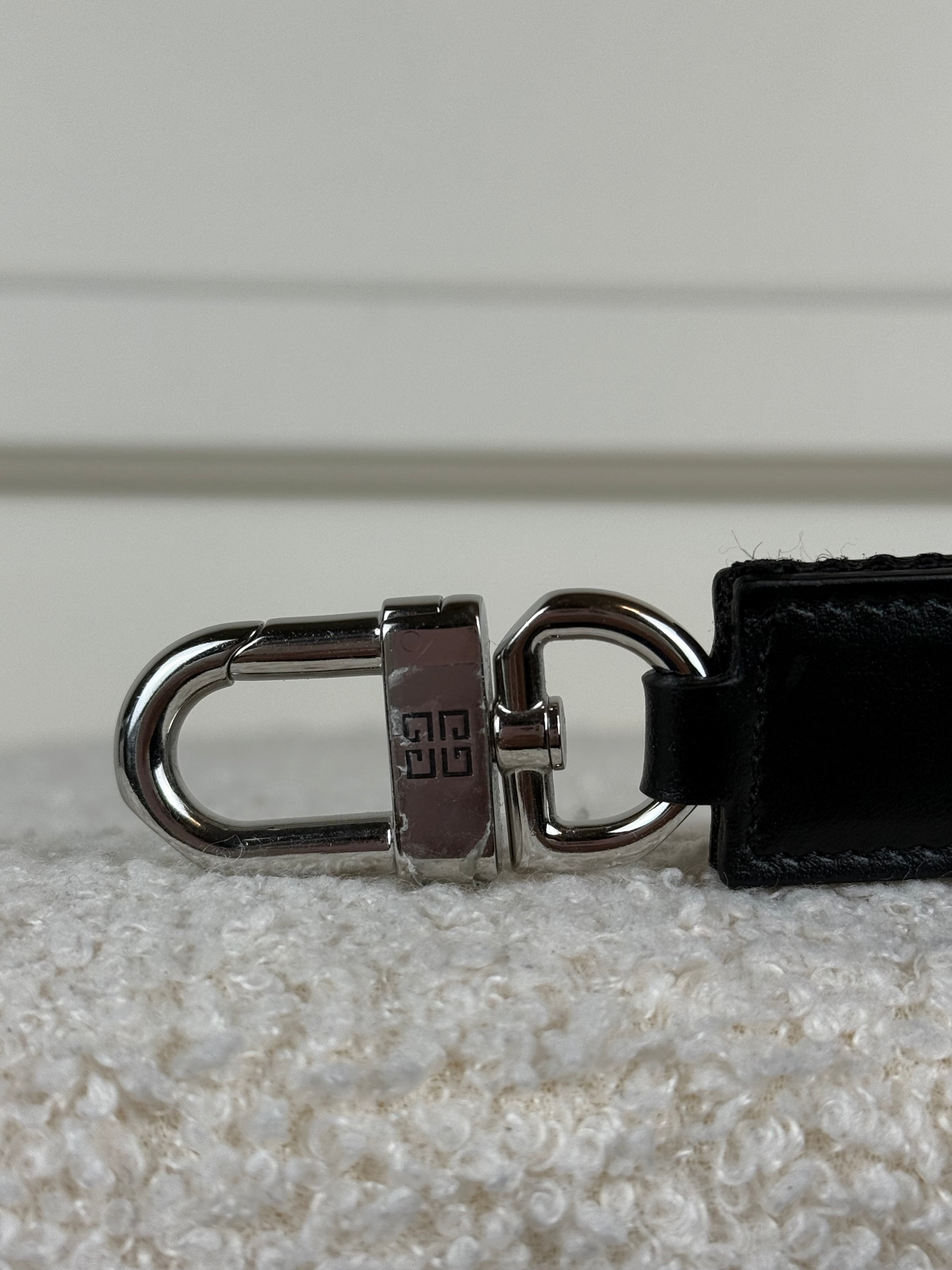 Givenchy Logo Schlüsselanhänger – Schwarz