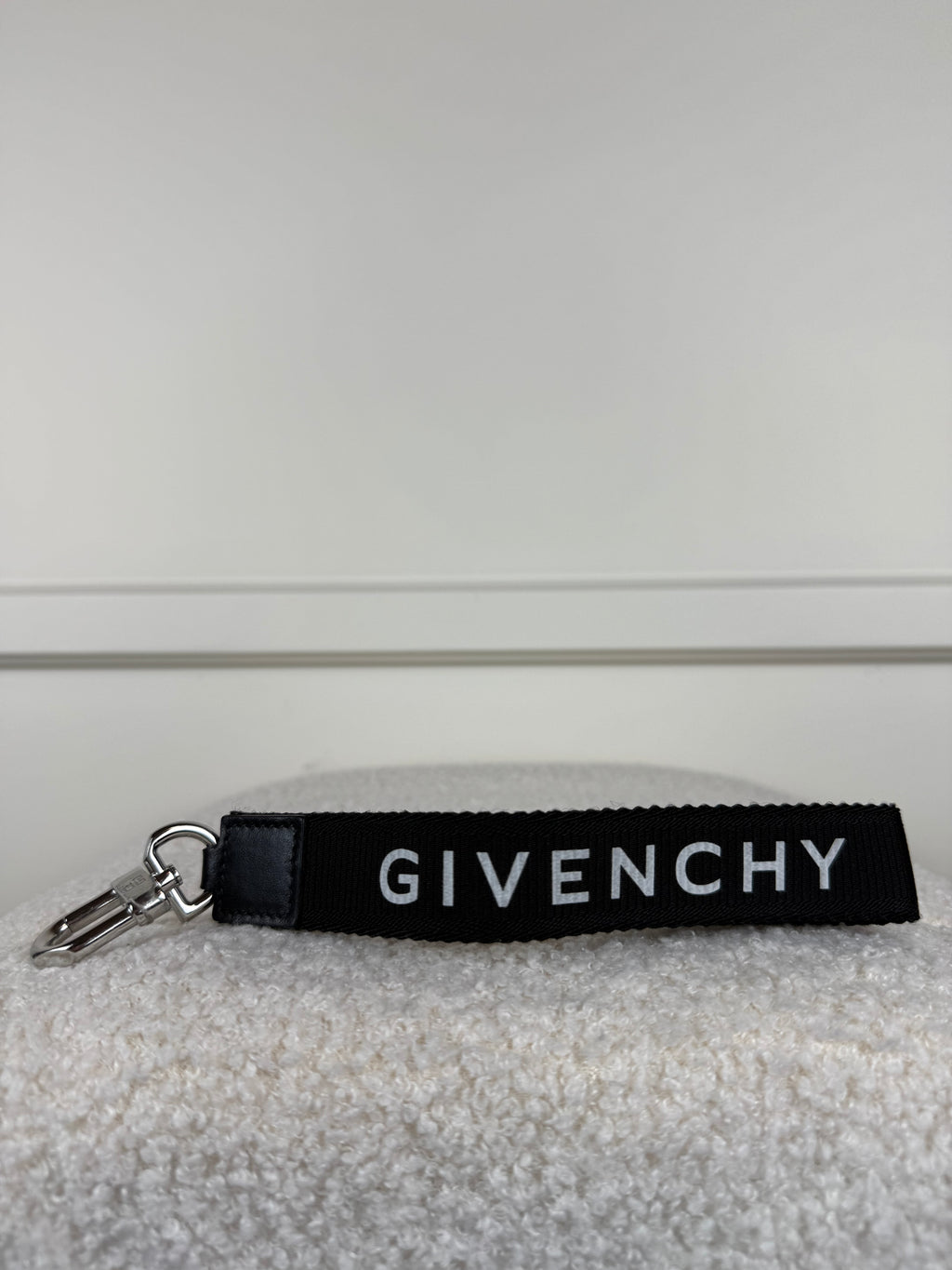 Givenchy Logo Schlüsselanhänger – Schwarz