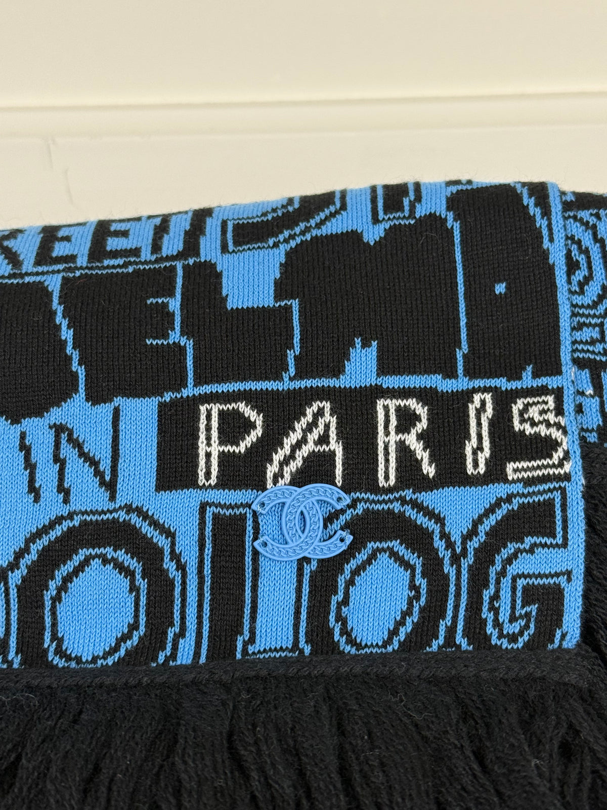 Chanel Schal mit Schriftzug – Blau/Schwarz – Baumwolle/Kaschmir