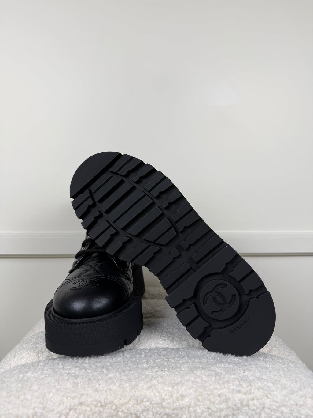 Chanel Interlocking CC Logo Combat Boots – Schwarz – Gr. 39.5 EU