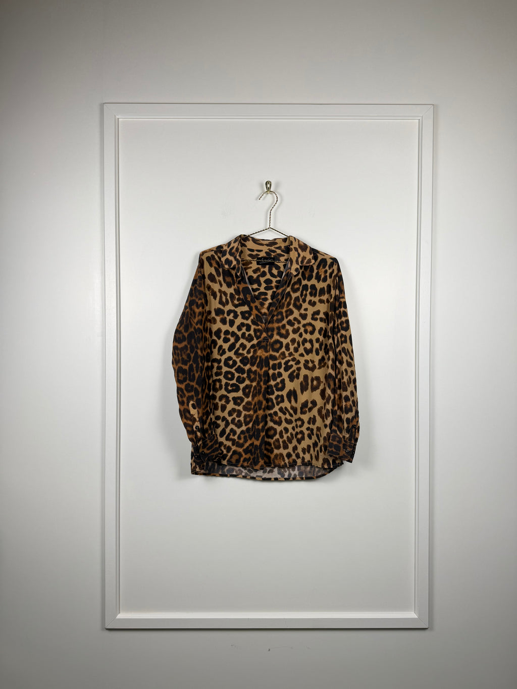 Jadicted Seidenbluse mit Leo-Muster – Braun/Schwarz – Gr. S