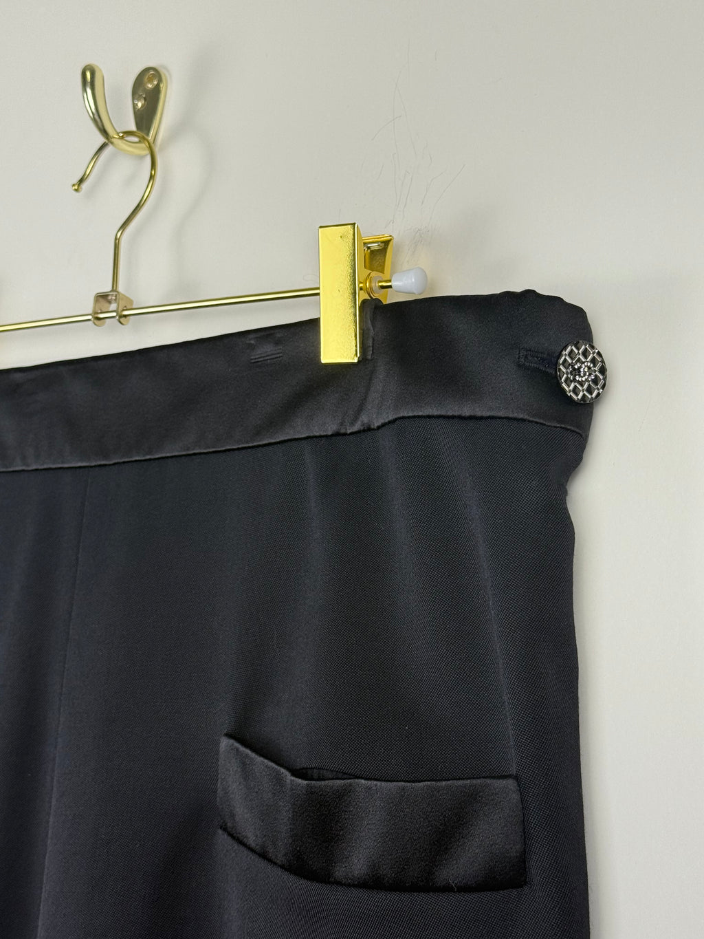 Chanel 2022 Black Pants with Satin Detail Size 44 DE