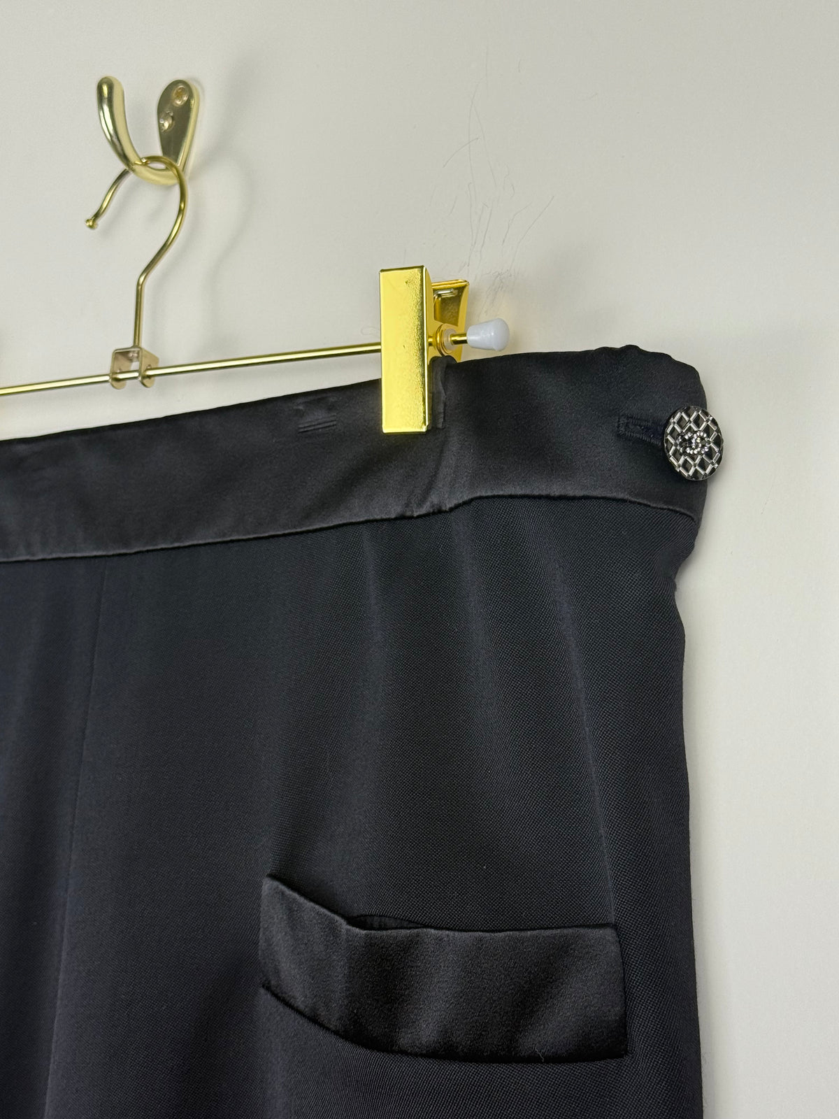 Chanel 2022 Black Pants with Satin Detail Sz. 44 DE