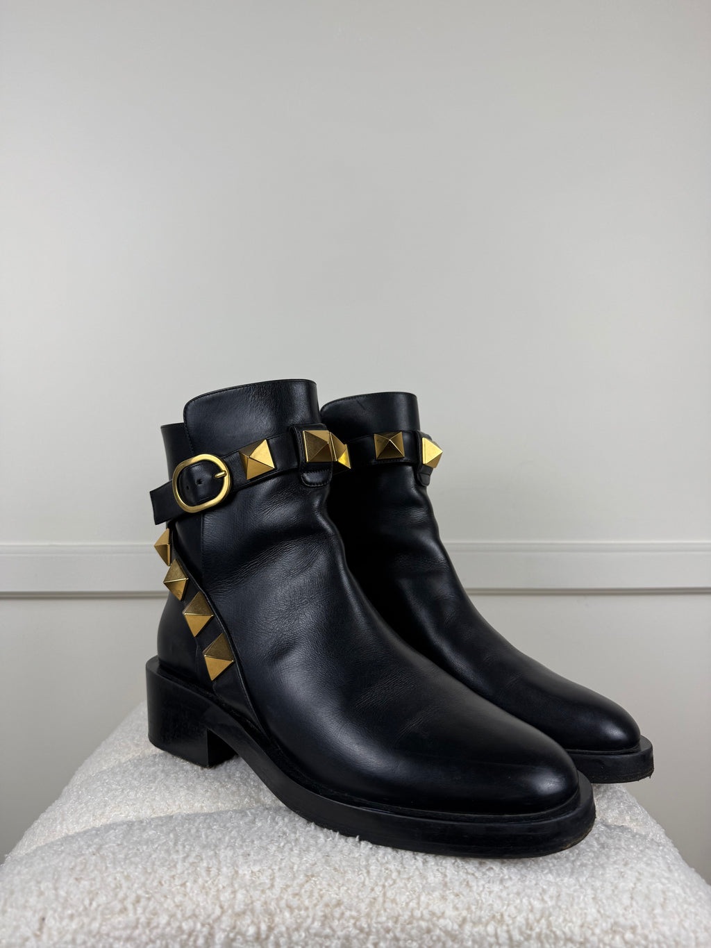 Valentino Boots – Schwarz mit Gold Details – Gr. 38 EU