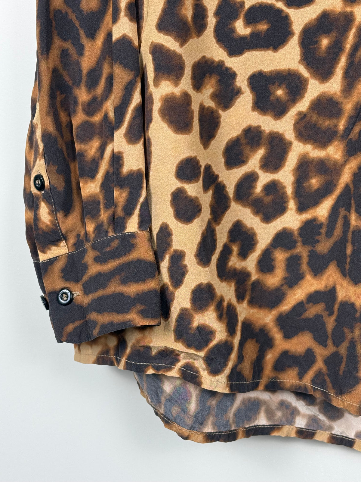 Jadicted Seidenbluse mit Leo-Muster – Braun/Schwarz – Gr. S