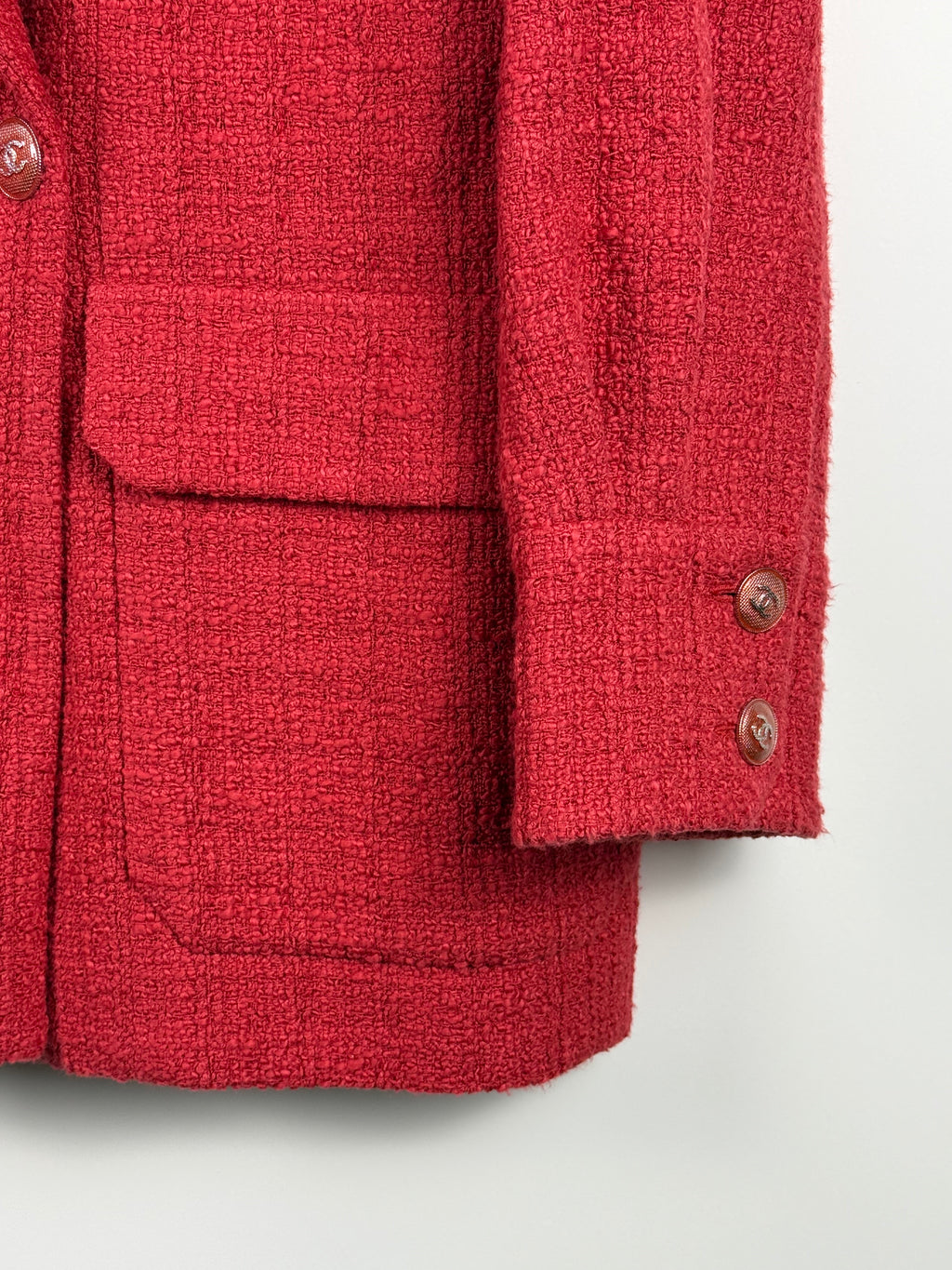 Chanel Tweed-Blazer mit Kamelien-Brosche – Rot – Gr. 38 DE (40 FR) – 2022