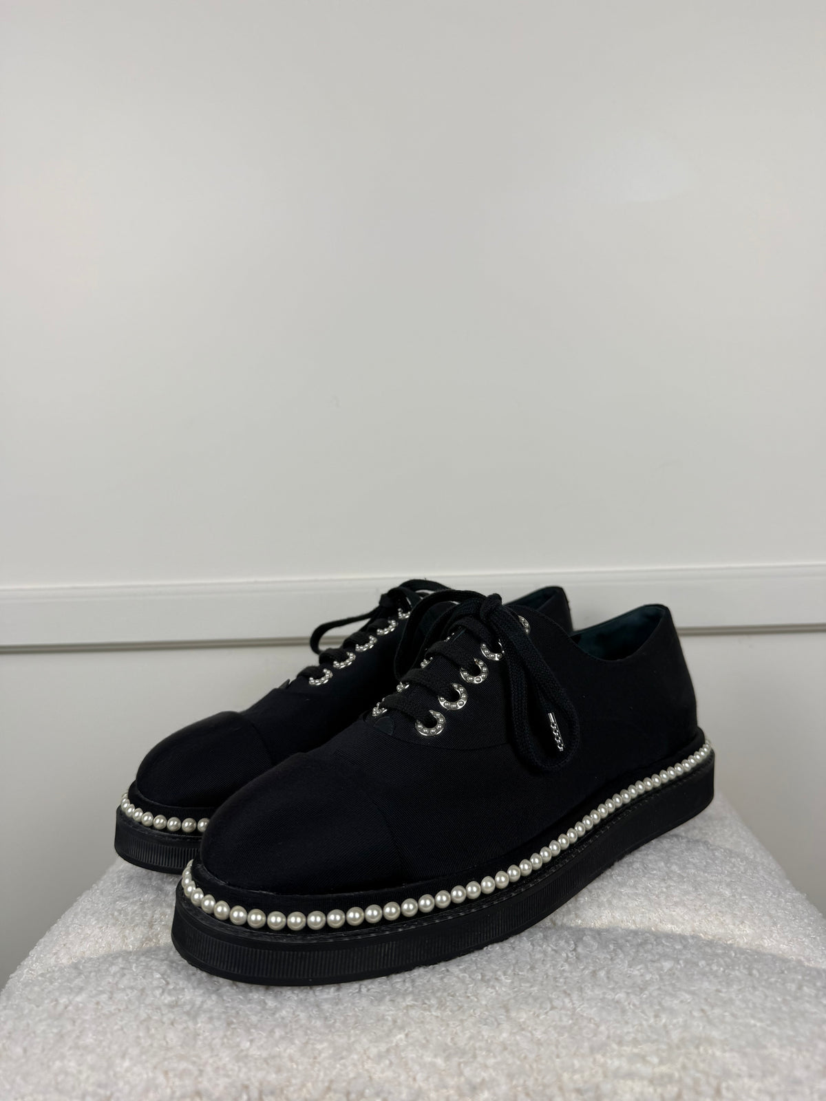 Chanel Lace-Up Schuhe mit Perlen – Schwarz – Gr. 39.5 EU