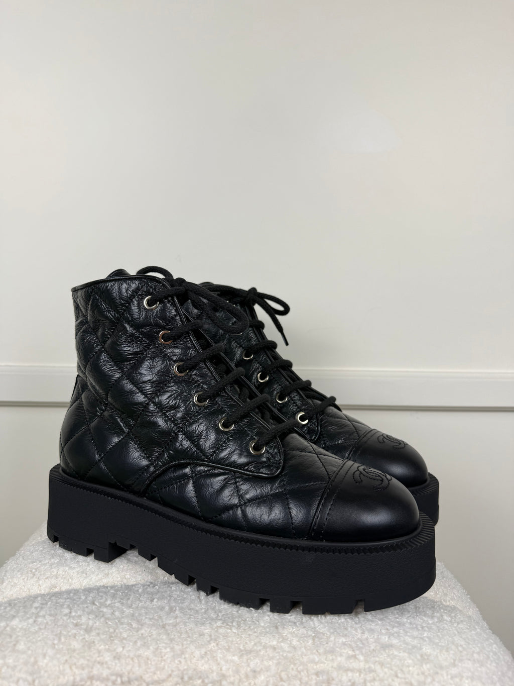 Chanel Interlocking CC Logo Combat Boots – Schwarz – Gr. 39.5 EU