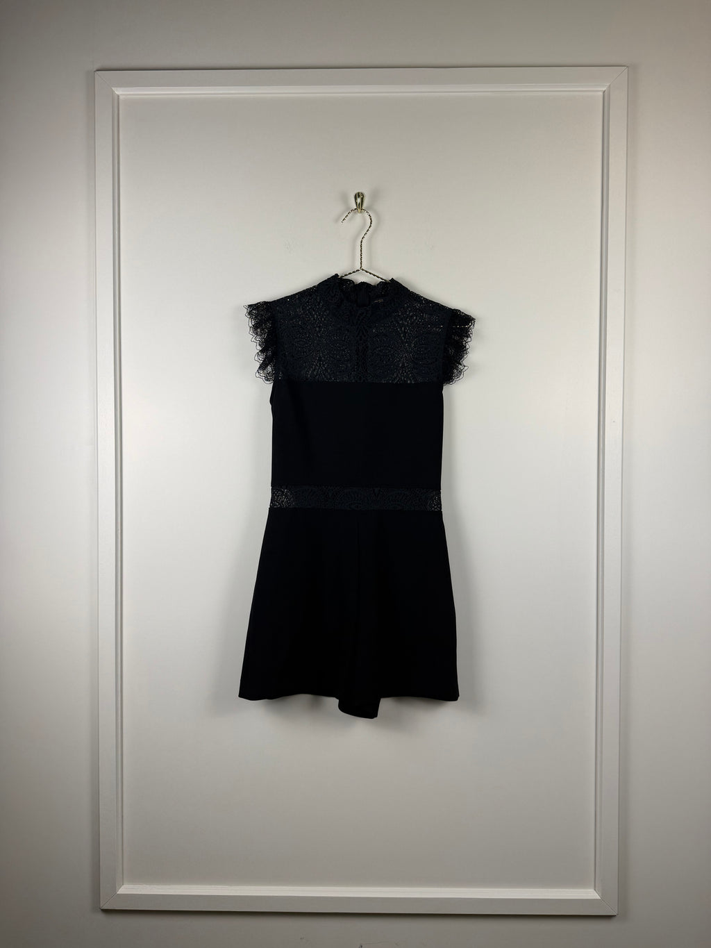 Maje Playsuit mit Spitze – Schwarz – Gr. 34 DE (36 FR)
