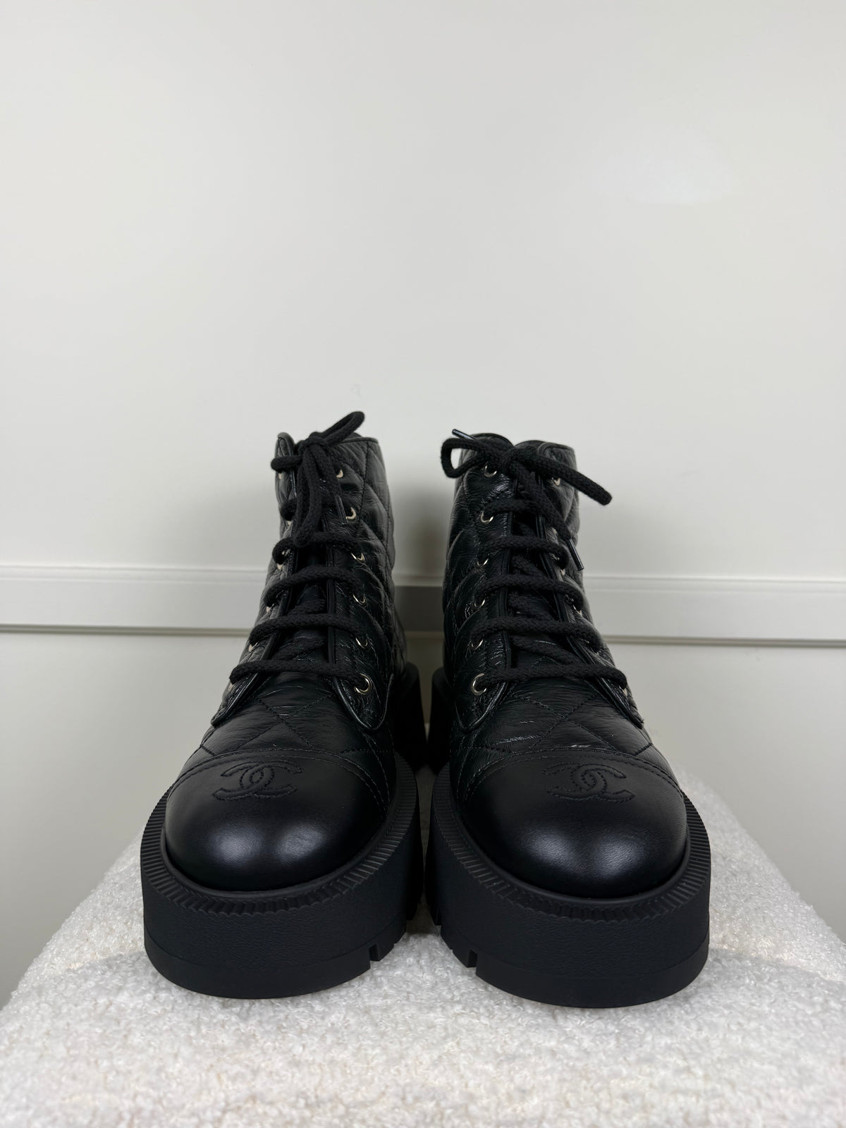 Chanel Interlocking CC Logo Combat Boots – Schwarz – Gr. 39.5 EU