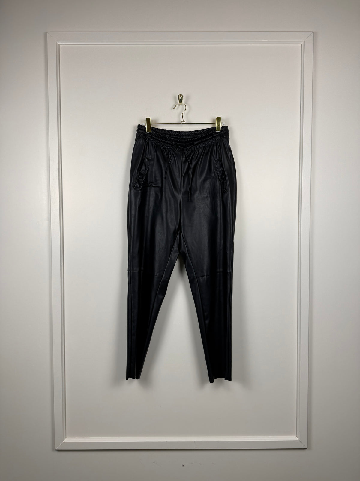 Herzen’s Angelegenheit Hose in Lederoptik – Schwarz – Gr. 36 DE