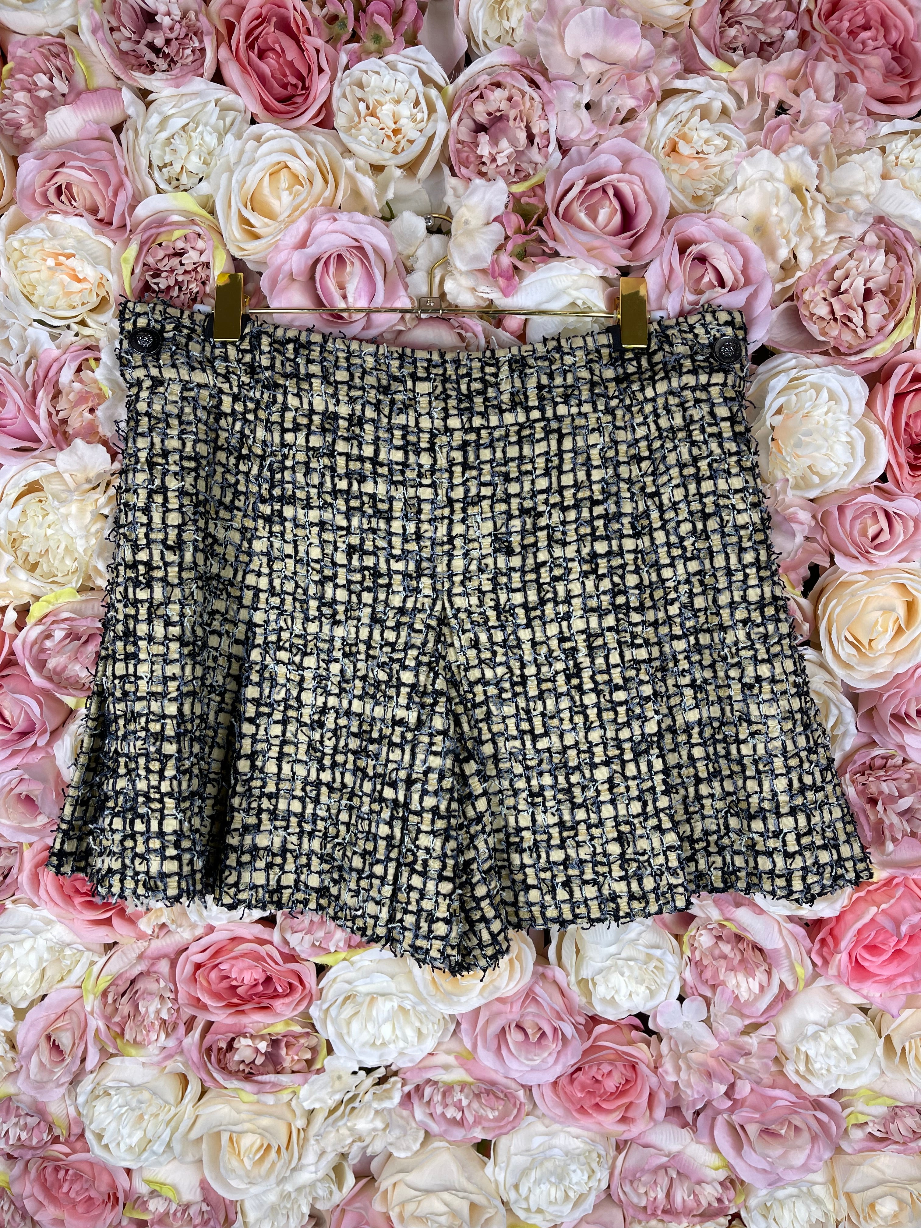 Chanel 22P Shorts Yellow Sz. 32 DE