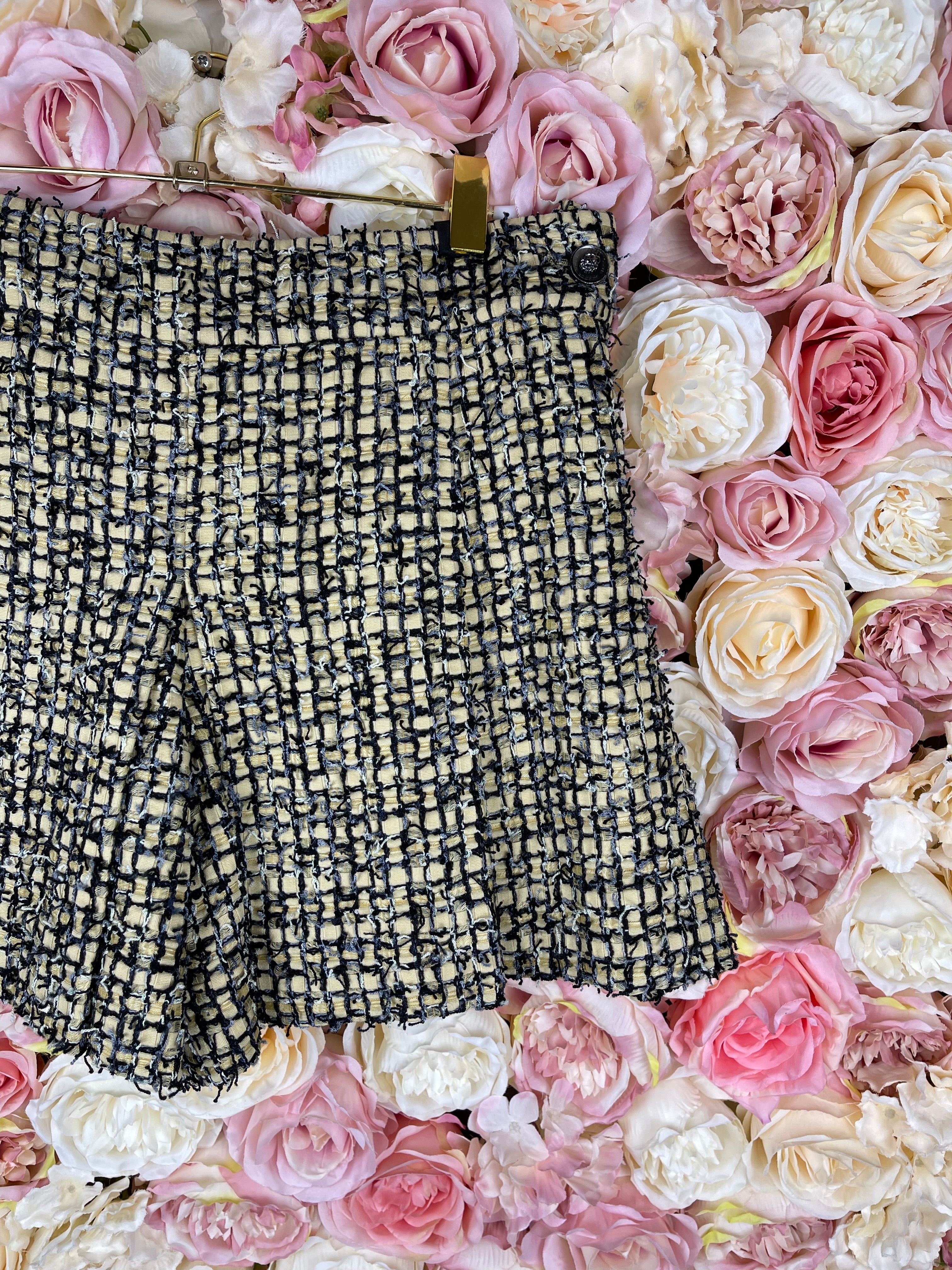 Chanel 22P Shorts Yellow Sz. 32 DE