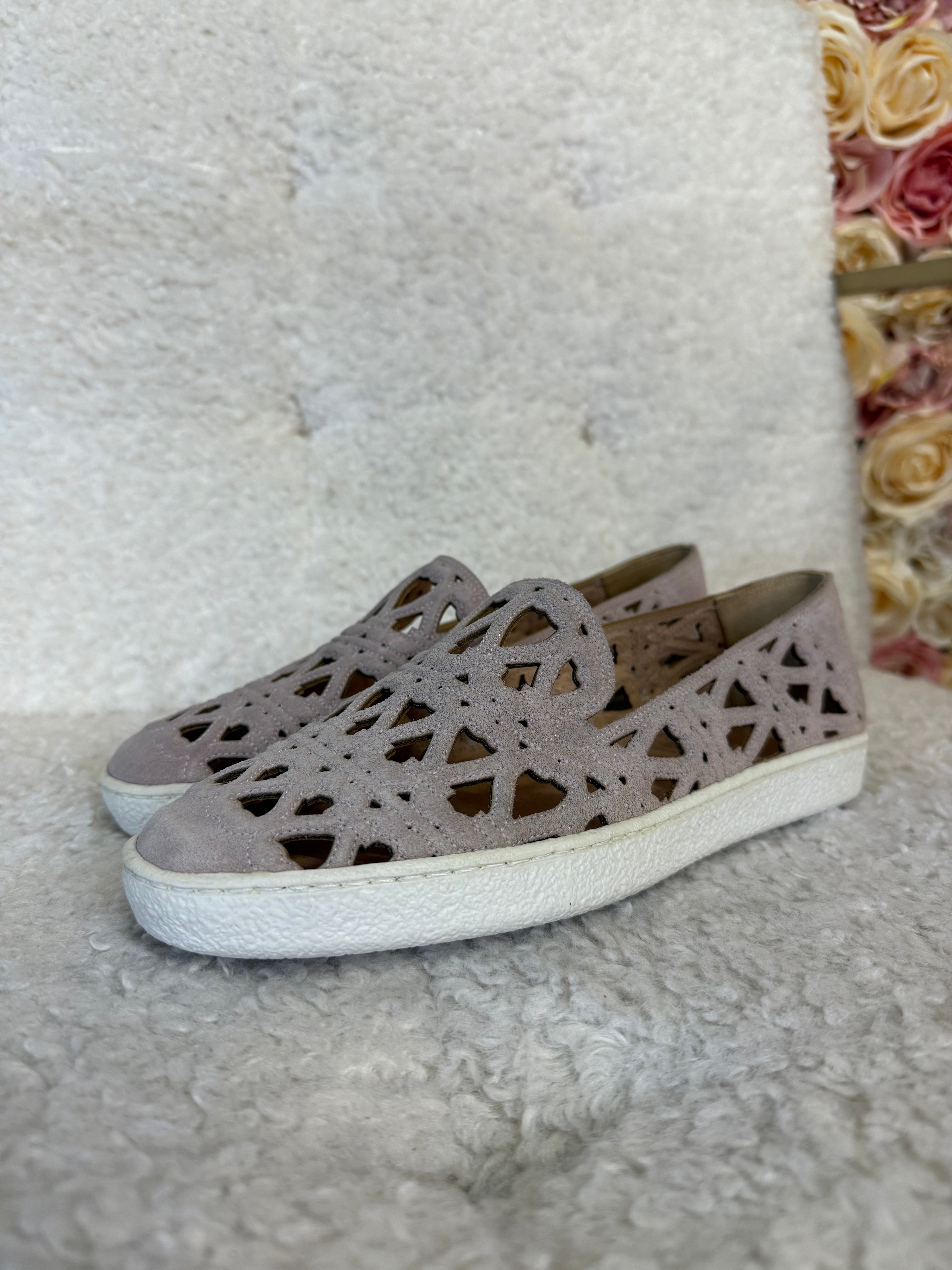 Useless slippers with cutwork