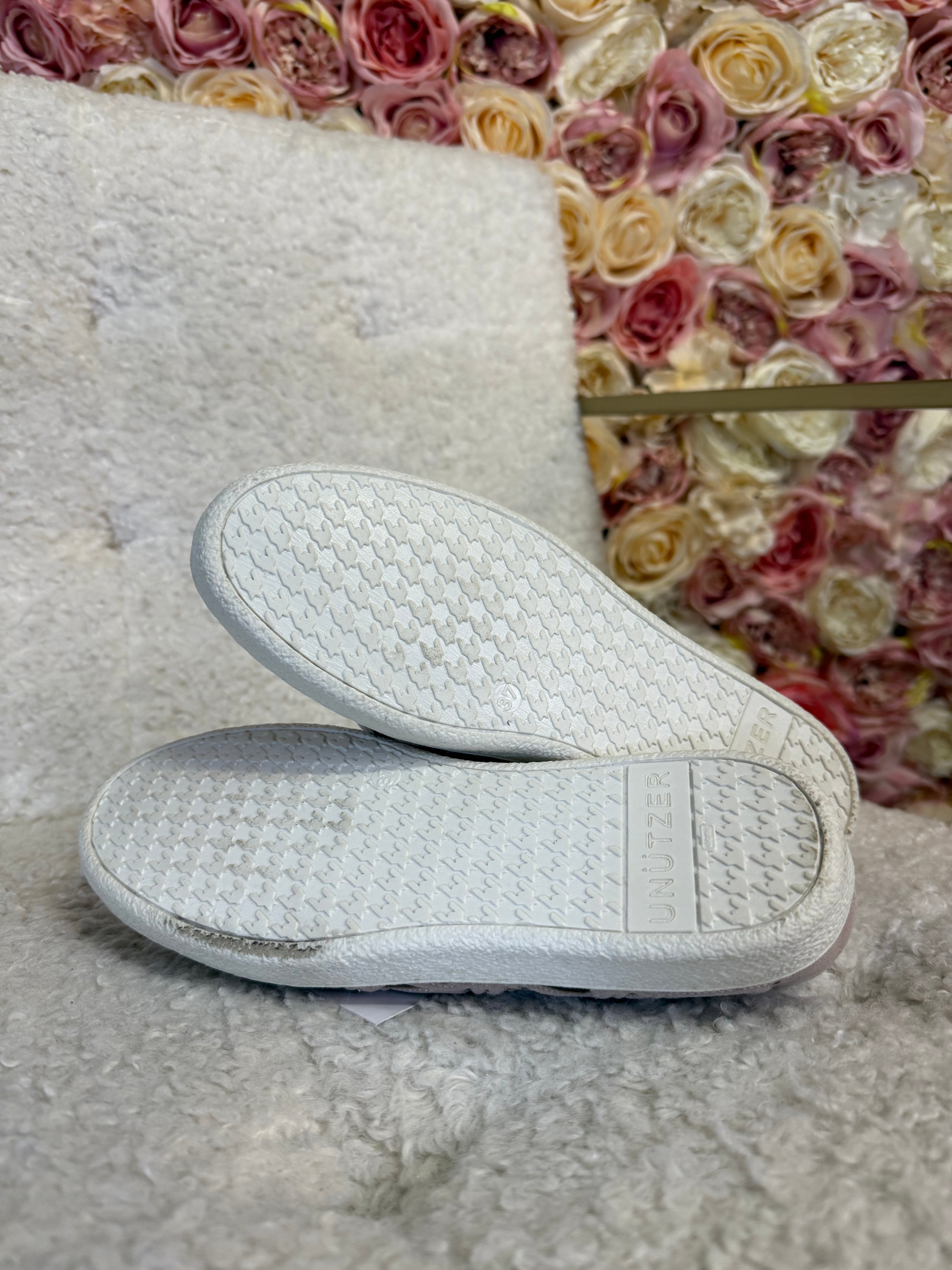 Useless slippers with cutwork